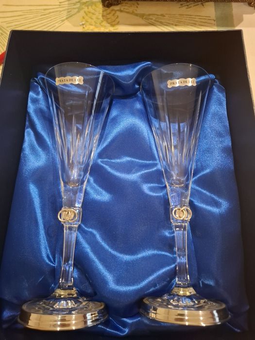 Flutes de champanhe com prata de lei