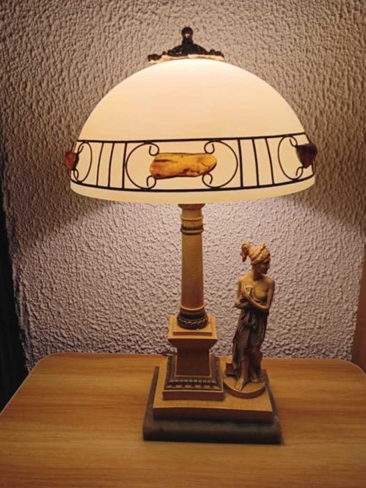 Lampa na podstawie z postacią kobiety