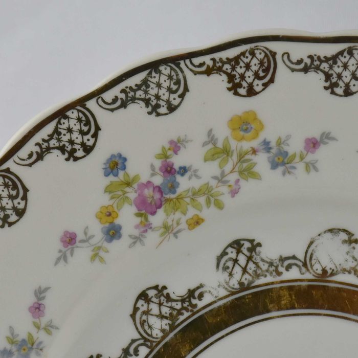Par de pratos porcelana Artibus, decorados com flores e ouro