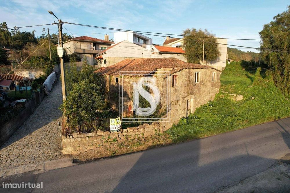 Moradia para Restaurar T3 em UDF de Guisande e Oliveira (São Pedro)