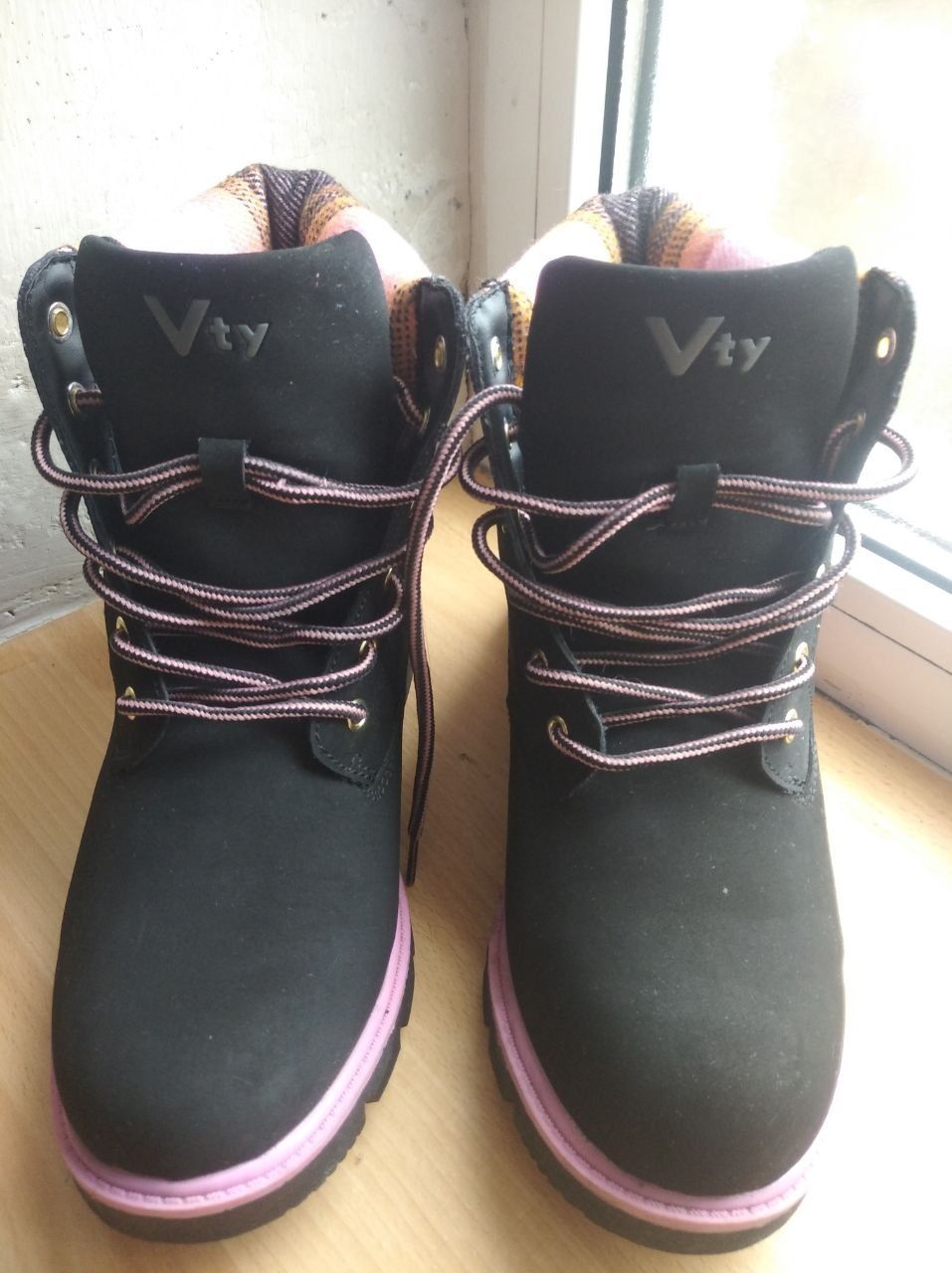 продам фирменные женские ботинки VTY