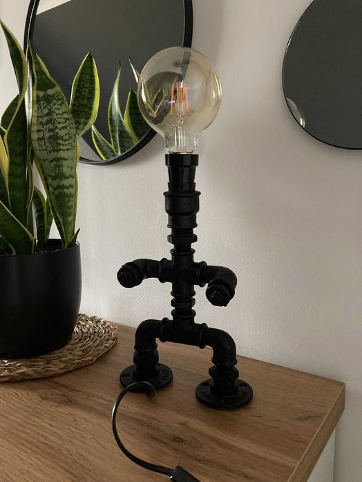 Lampka nocna z rurek hydraulicznych czarna ludzik