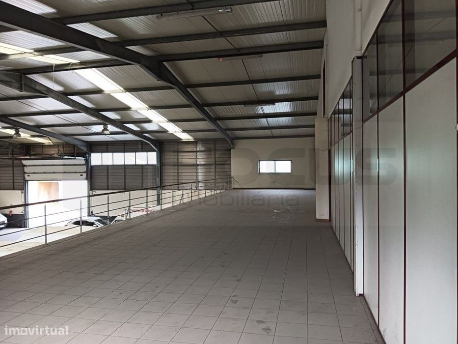 Espaçoso armazém - Zona Industrial do Bunheiro - Murtosa