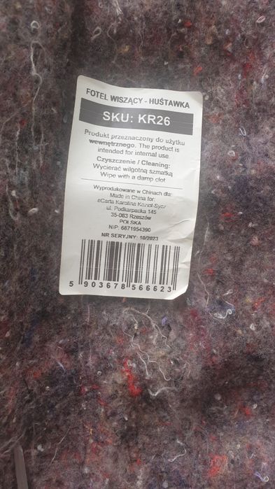 Szary fotel wiszący na balkon, taras. Huśtawka ogrodowa, kokon.