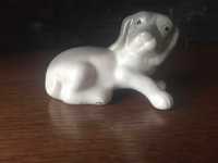 Porcelanowy pies figurka