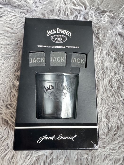 Kamienie i szklanka do whisky