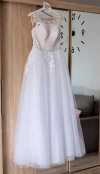 Piękna suknia ślubna tiulowa księżniczka