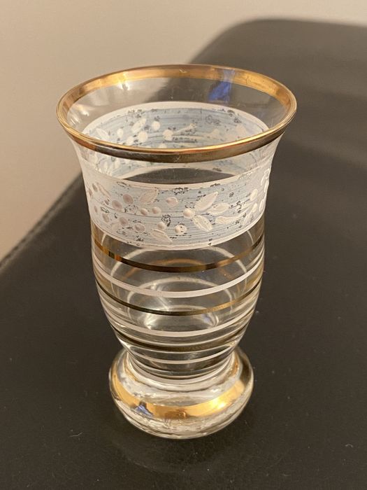 Conjunto de 6 copos em vidro com detalhes dourados