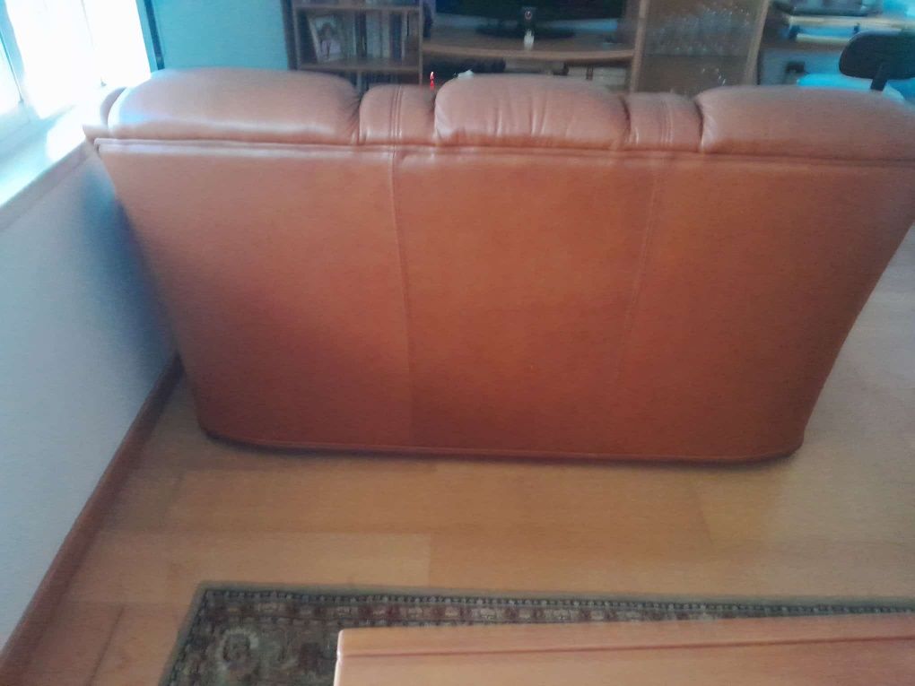 Sofá pele genuina de 3 lugares com cama