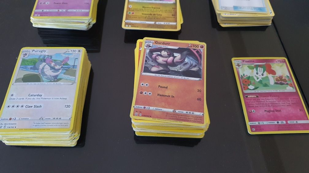 Várias cartas Pokémon, vendidas individualmente ou em conjuntos