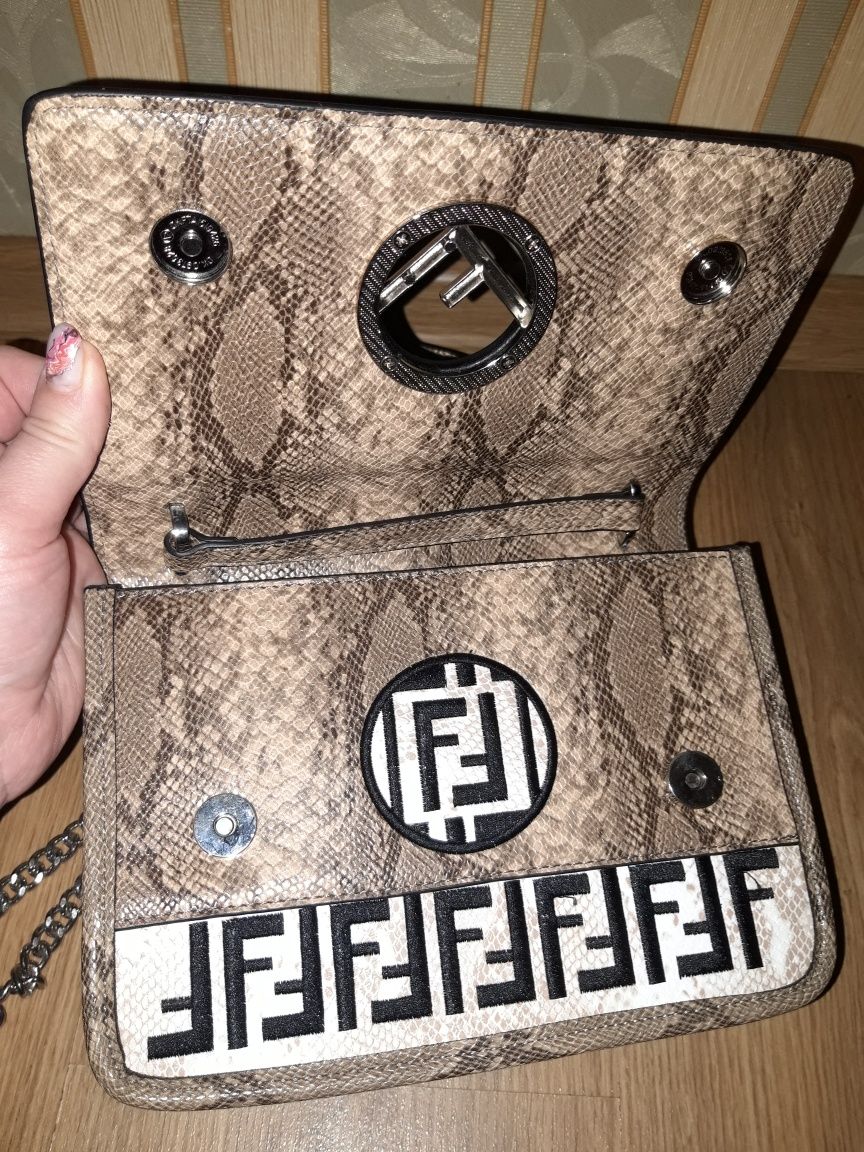 Продам сумку Fendi