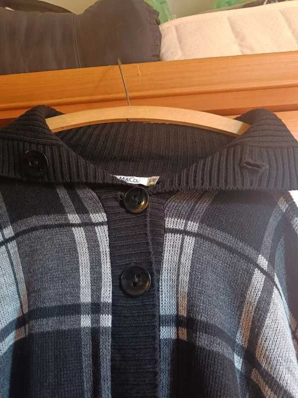 Czarne ponczo w kratę