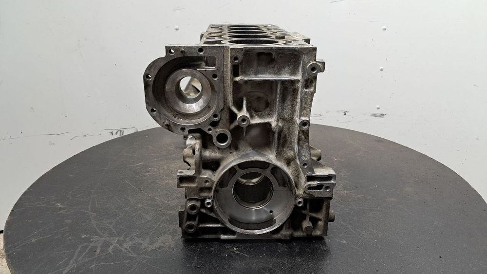 Блок двигателя VOLVO V70 XC70 S60 XC60 2.4 D D4 D5 2012 31359187