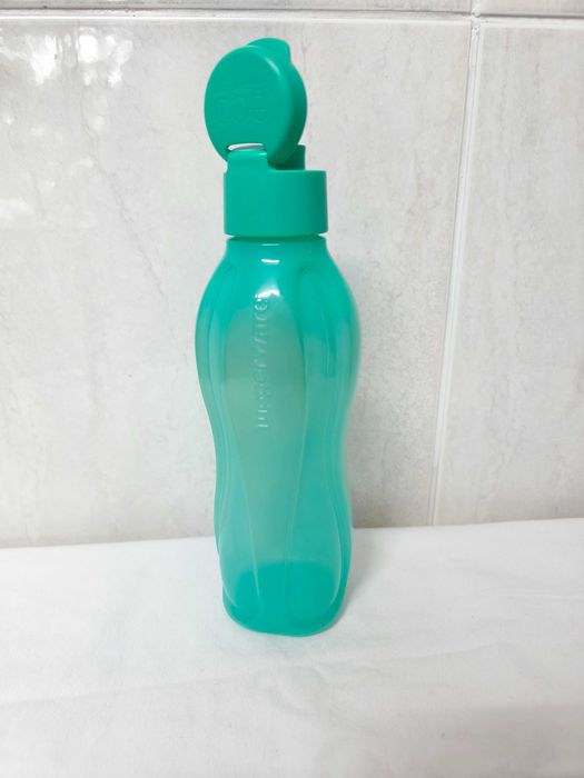 Tupperware - garrafa plástica reutilizável