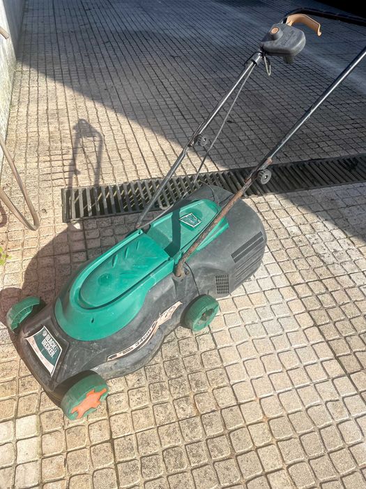 Corta-relvas elétrico Black & Decker em bom estado