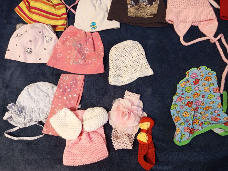 Шапочки,слюнявчки, колготки від 6 місяців до 18.