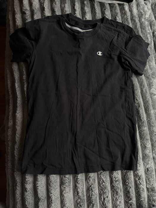 Чорні футболки та худі