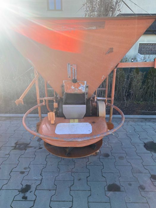 Do sprzedania posypywarka soli i piasku lub nawozów  marki MOTYL