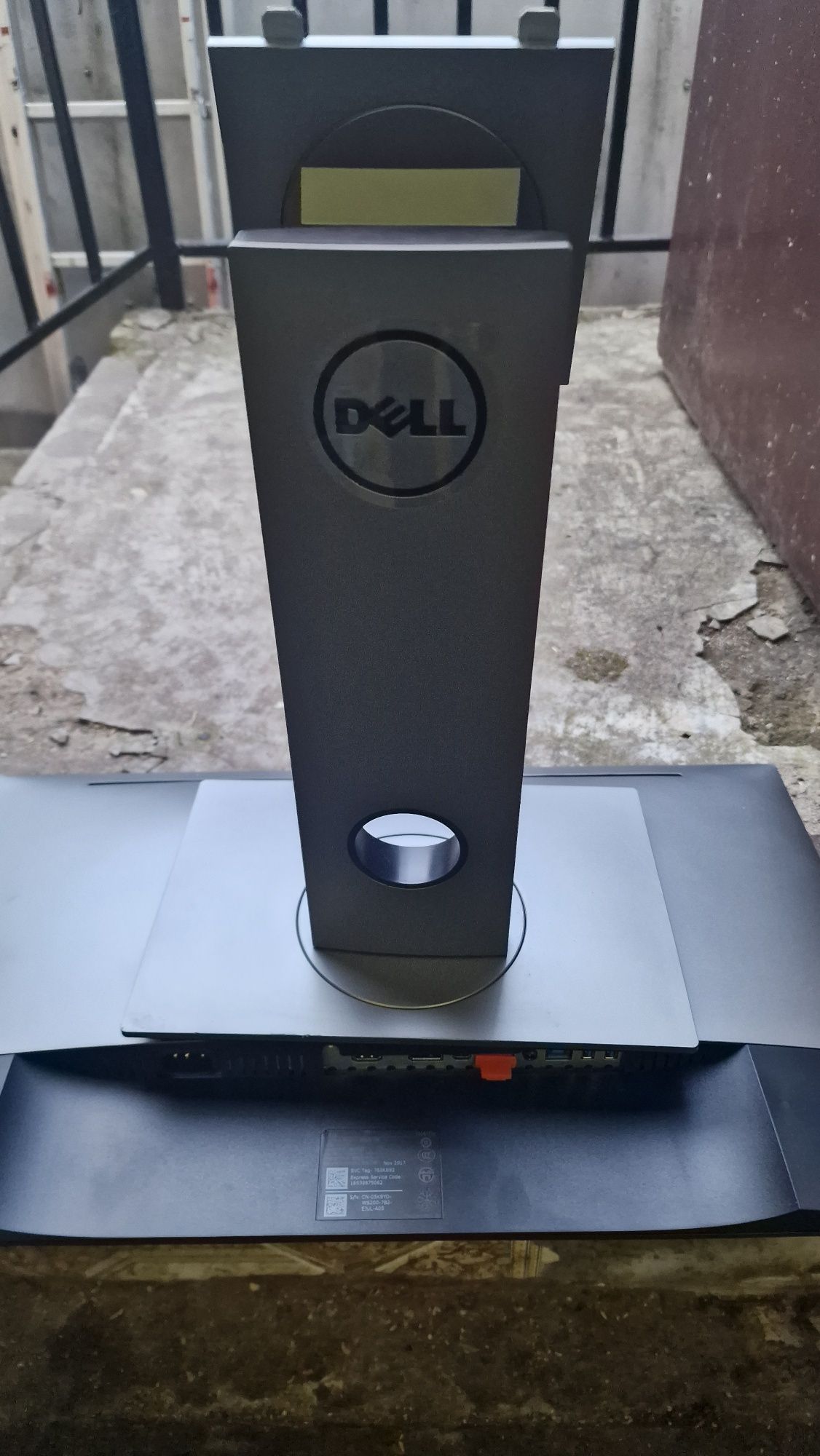 Monitor Dell  Led 24 całe 2017 rok - uszkodzony