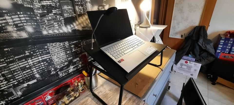 Mesa para usar o PC portátil na cama
