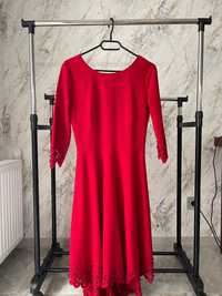 Святкова жіноча сукня в червоному кольорі