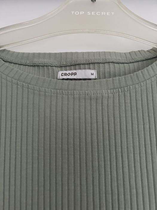 Prążkowana sukienka z rozcięciem