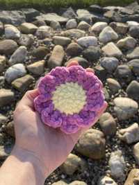 Kwiatek fioletowy brelok na szydełku ręcznie robiony