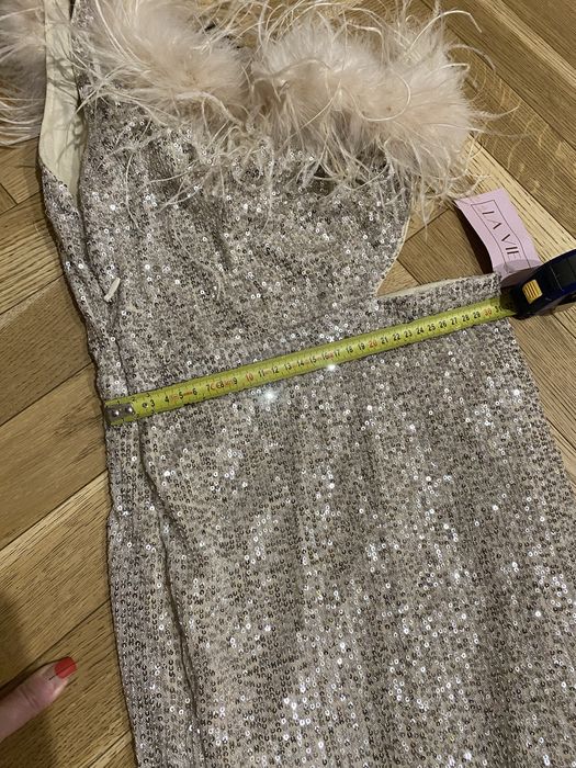 Sukienka sylwestrowa cekinowa z piórami złota