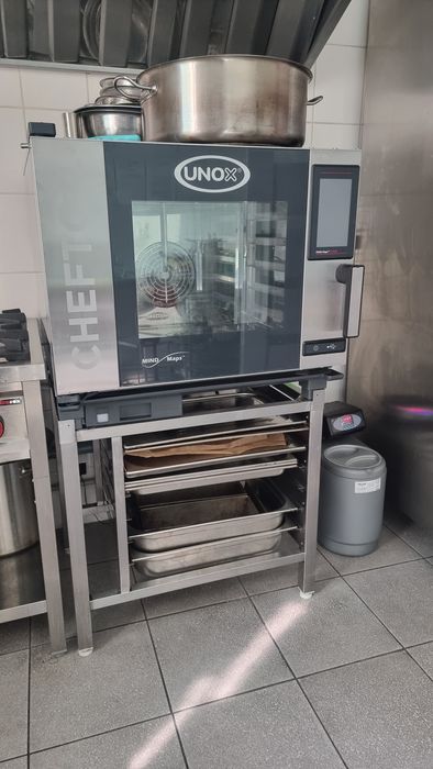 Piec konwekcyjno-parowy z funkcją mycia UNOX