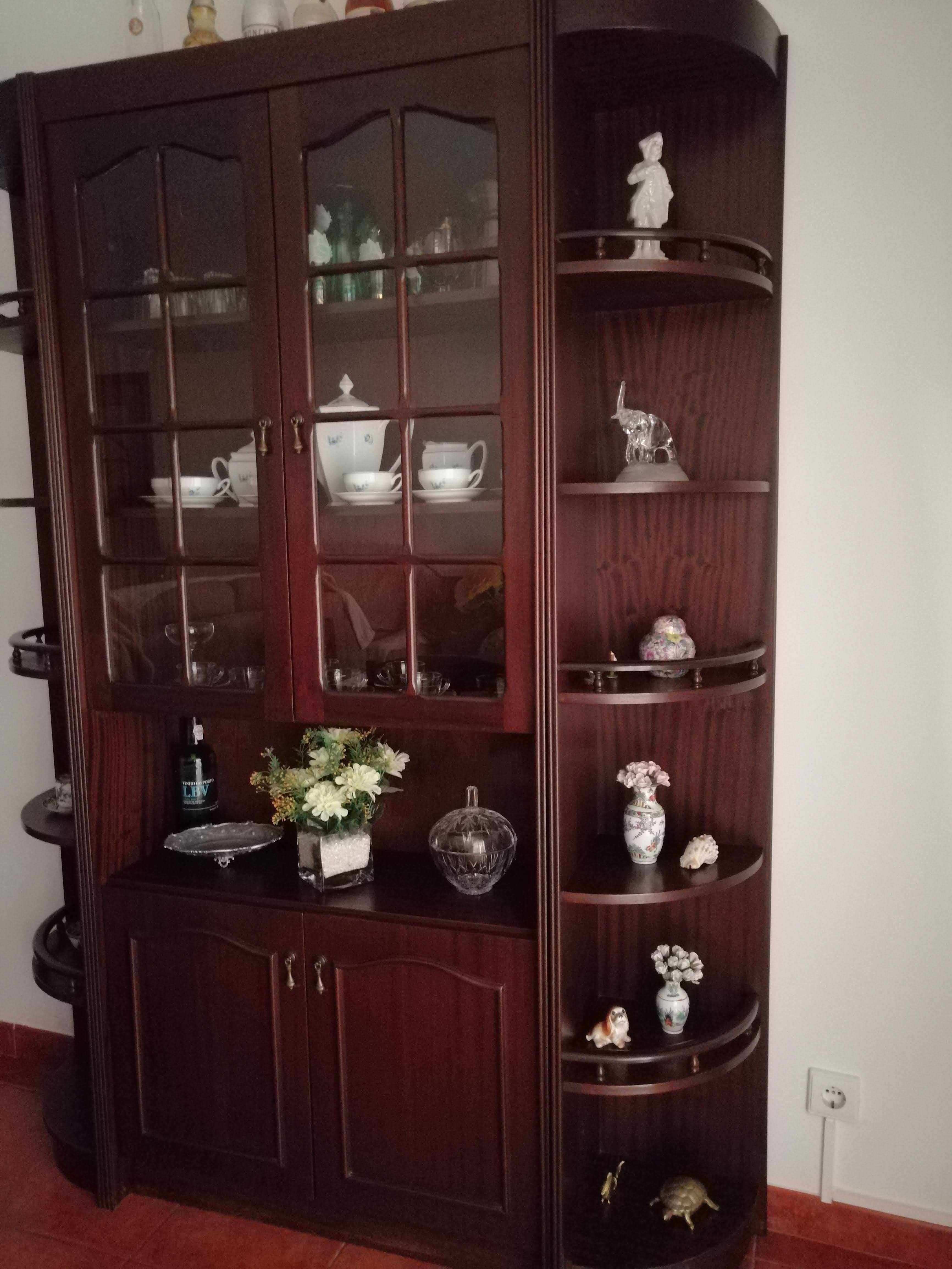 Móvel de sala com vitrine - EM BOM ESTADO