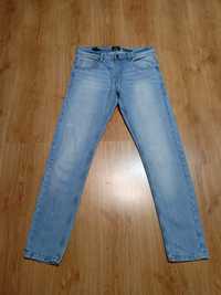Męskie spodnie dżinsowe, jasny błękitny kolor. 100% bawełna. Rozmiar M