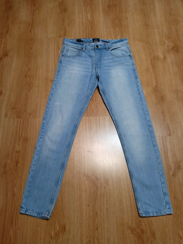 Męskie spodnie dżinsowe, jasny błękitny kolor. 100% bawełna. Rozmiar M