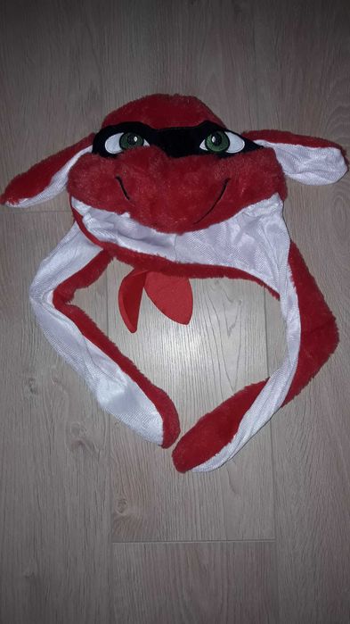 Шапка з вушками, що рухаються і світяться.