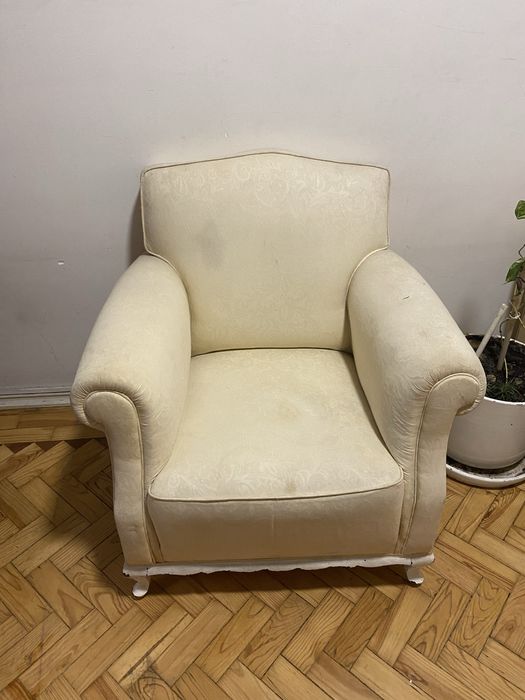 2 poltronas clássicas confortáveis – precisam de limpeza
