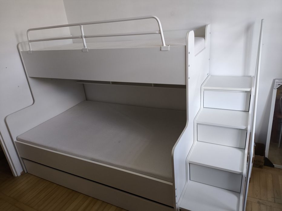 Łóżko piętrowe ze schodkami