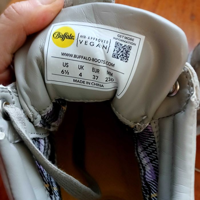 Нове жіноче взуття