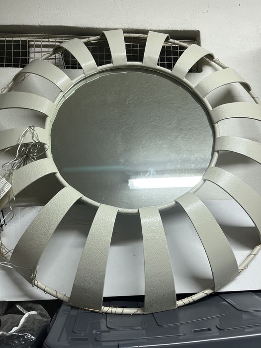 Espelho  com moldura  em redondo