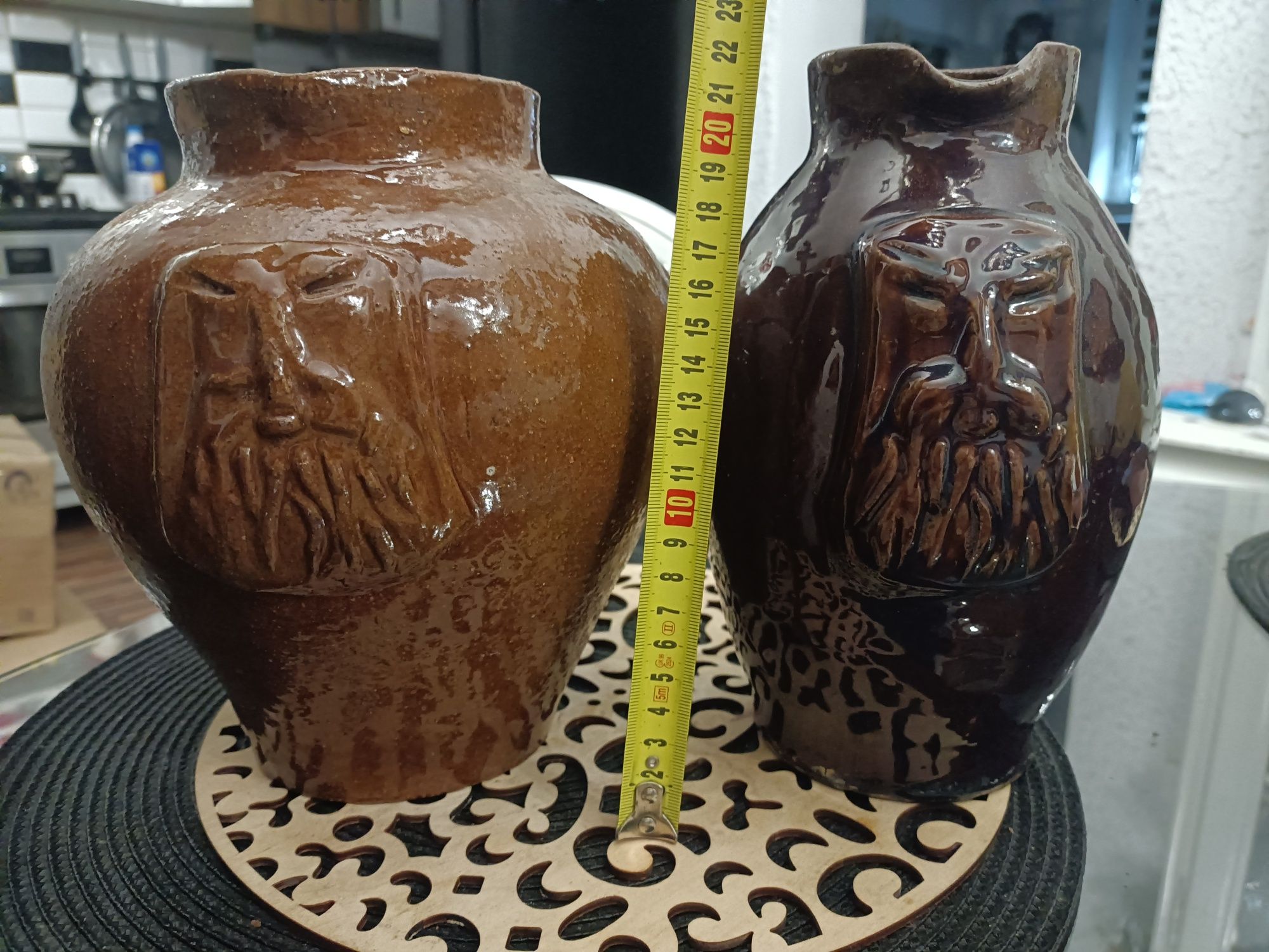 Stare dzbany ceramiczne(bunclowe)z płaskorzeźbami komplet