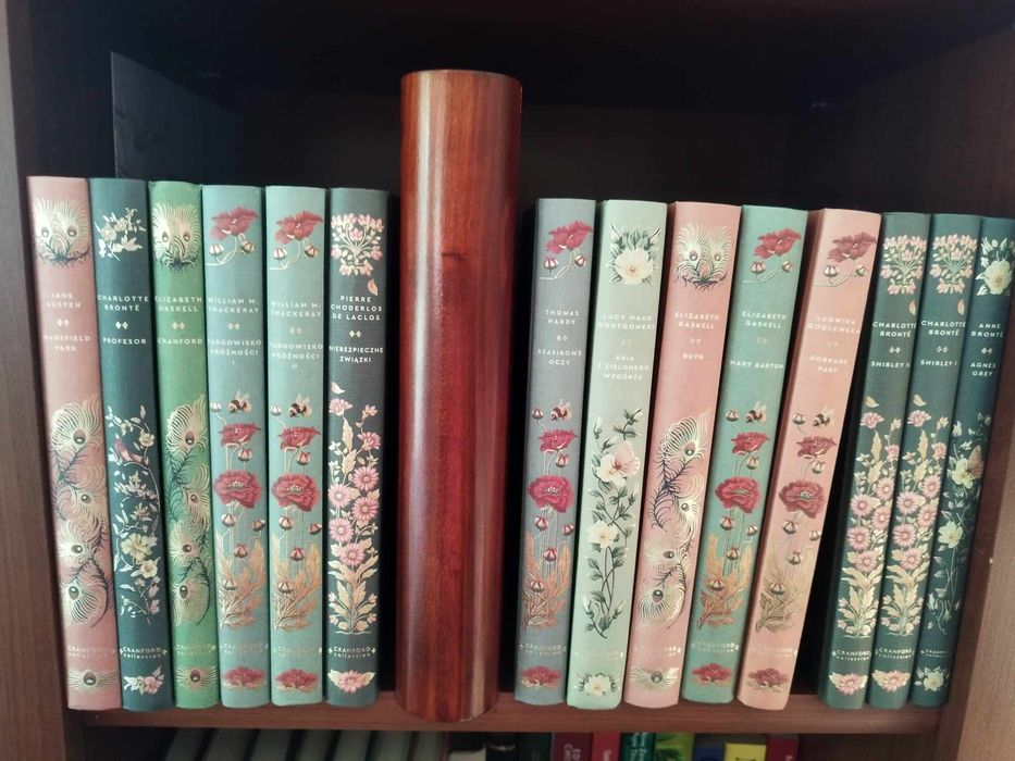 Szkatułka na biżuterię w formie książki