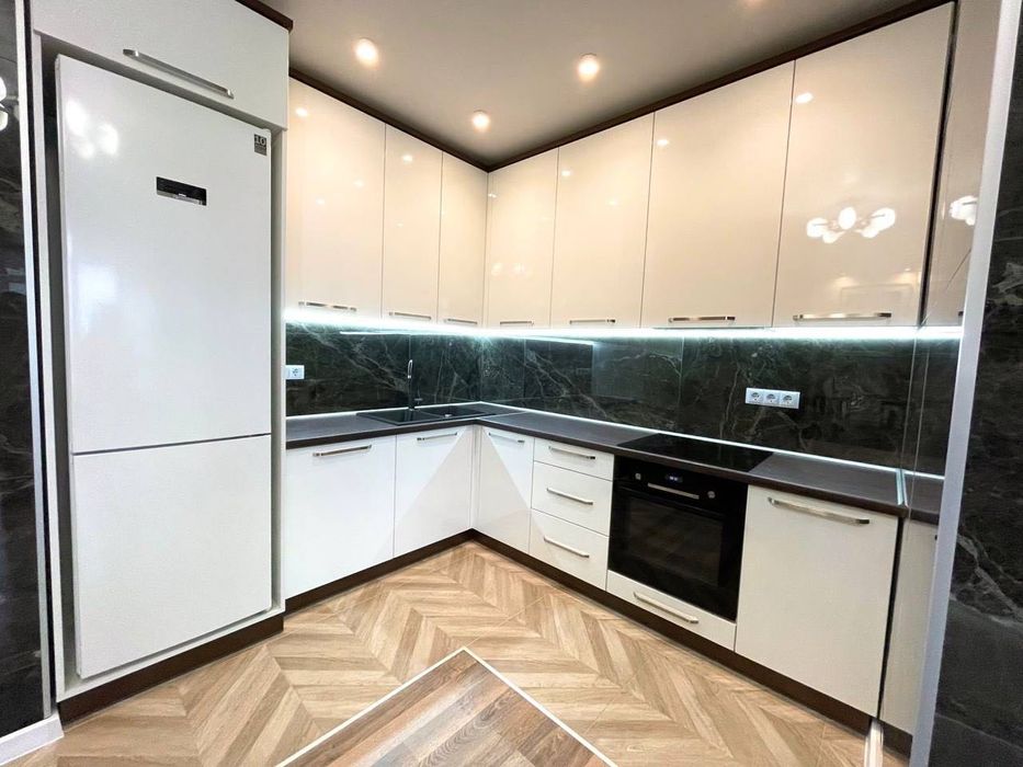 Продаж 2 км квартири на березі міського озера