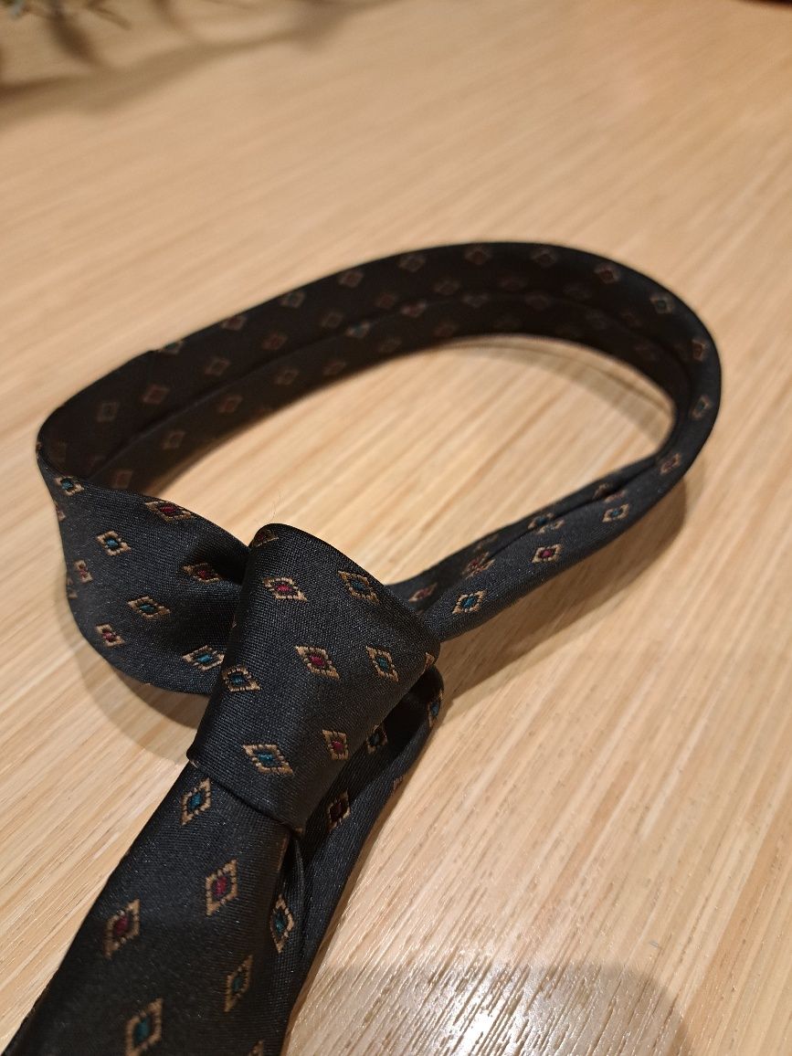 Elegancki krawat jak nowy