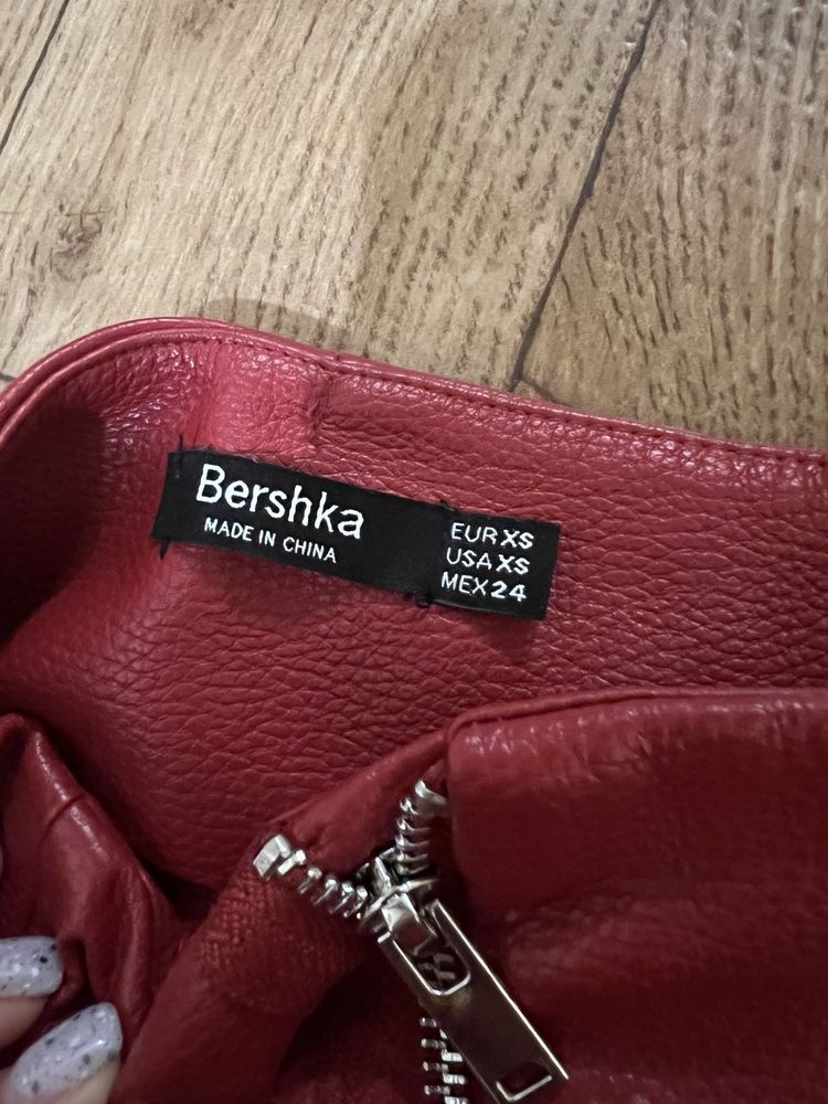 Шкіряна спідниця від Bershka