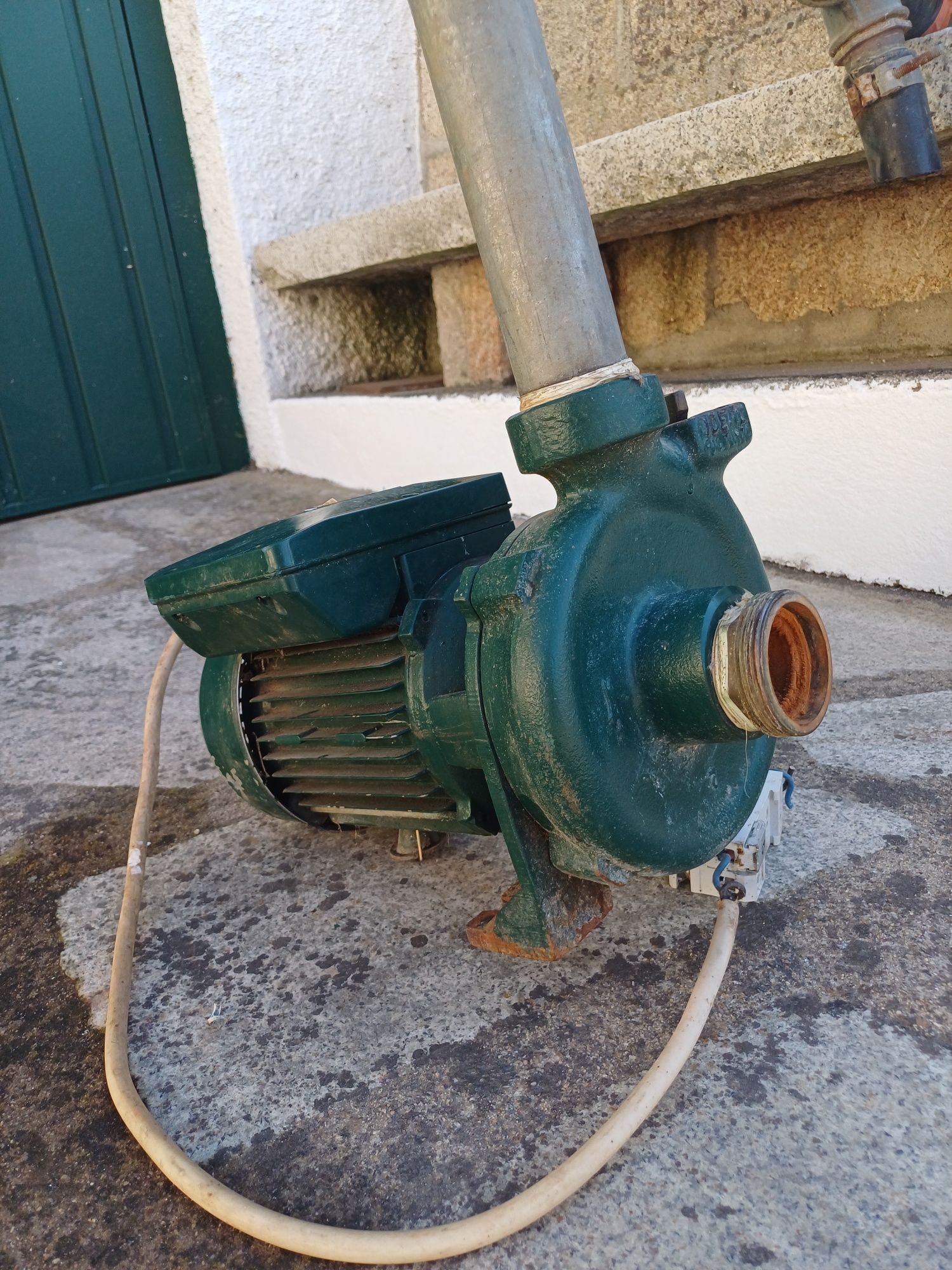 Eletrobomba Monofasica- Marca Ideal Delta. Usada em muito bom estado.