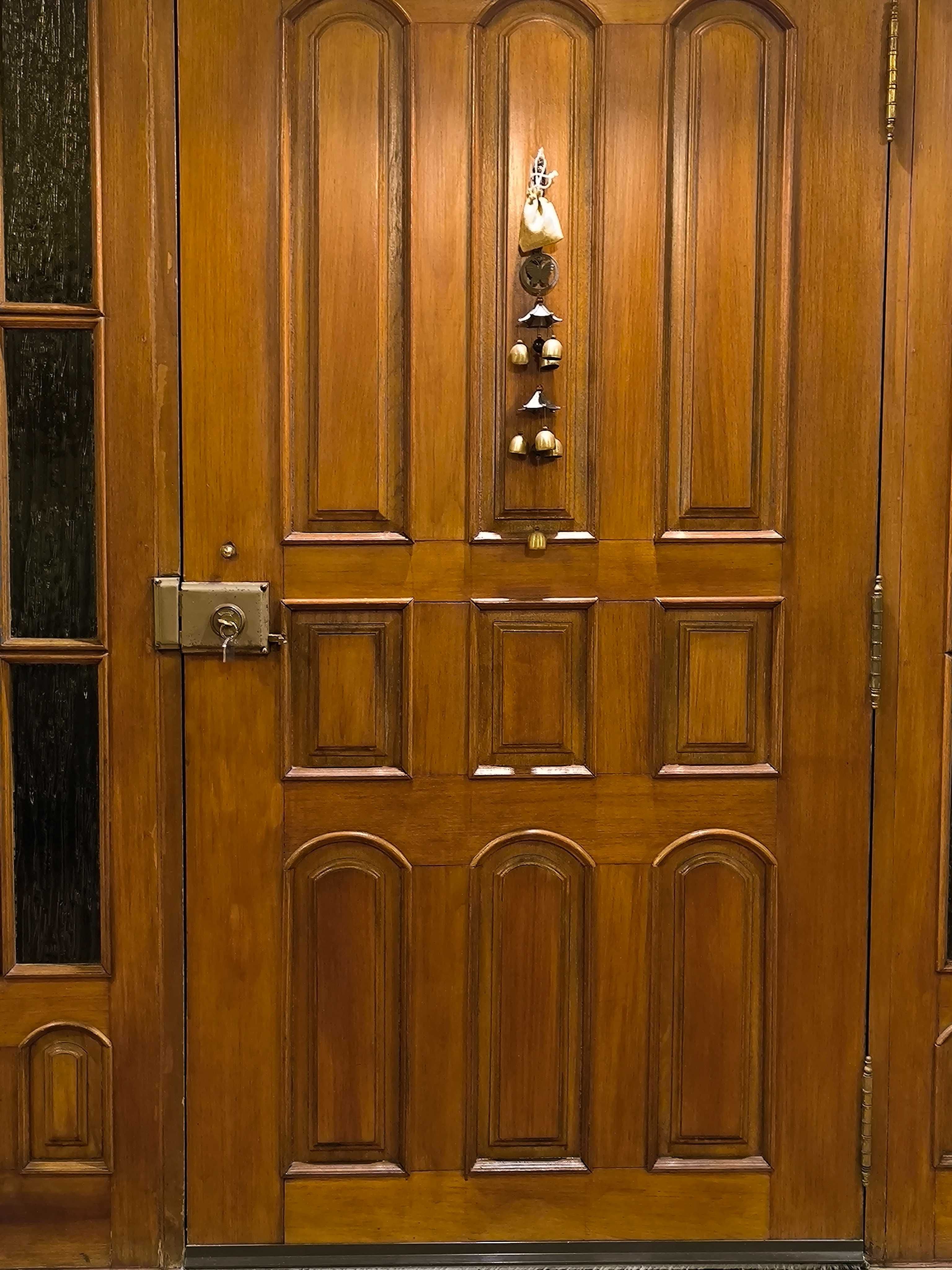 Porta de madeira maciça para entrada de casa.