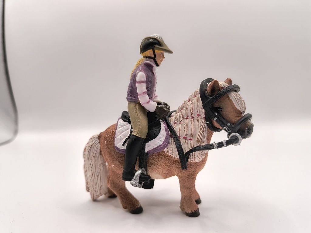 Koń figurka Schleich kuc klacz szetland z jeźdźcem i siodłem