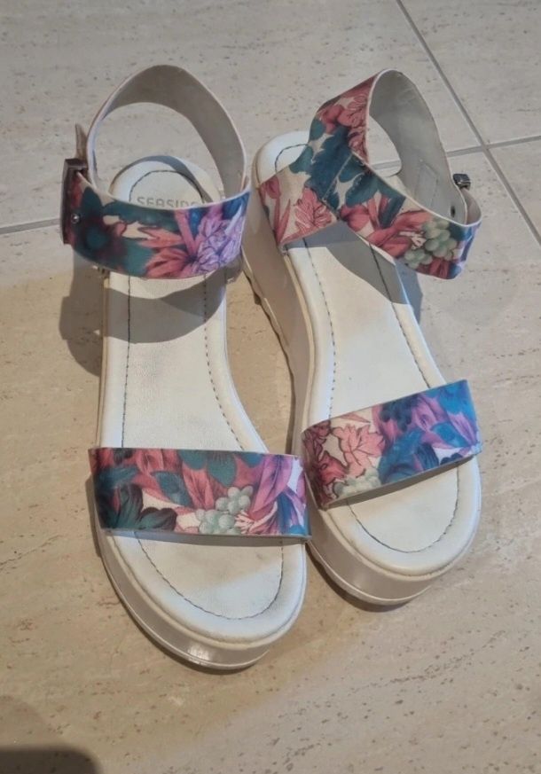 Sandálias compensadas floridas