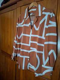 Camisa cor de tijolo com padrão geométrico em branco