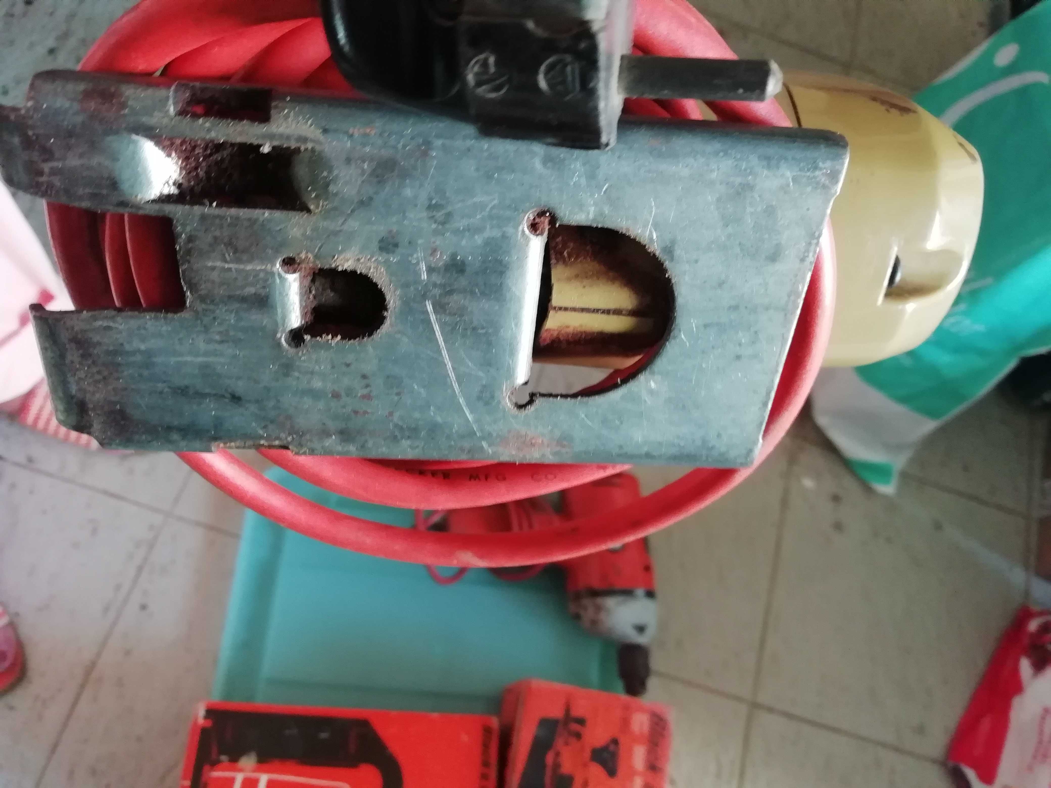 Berbequins x2 Black & Decker e seus acessórios nas caixas com manuais