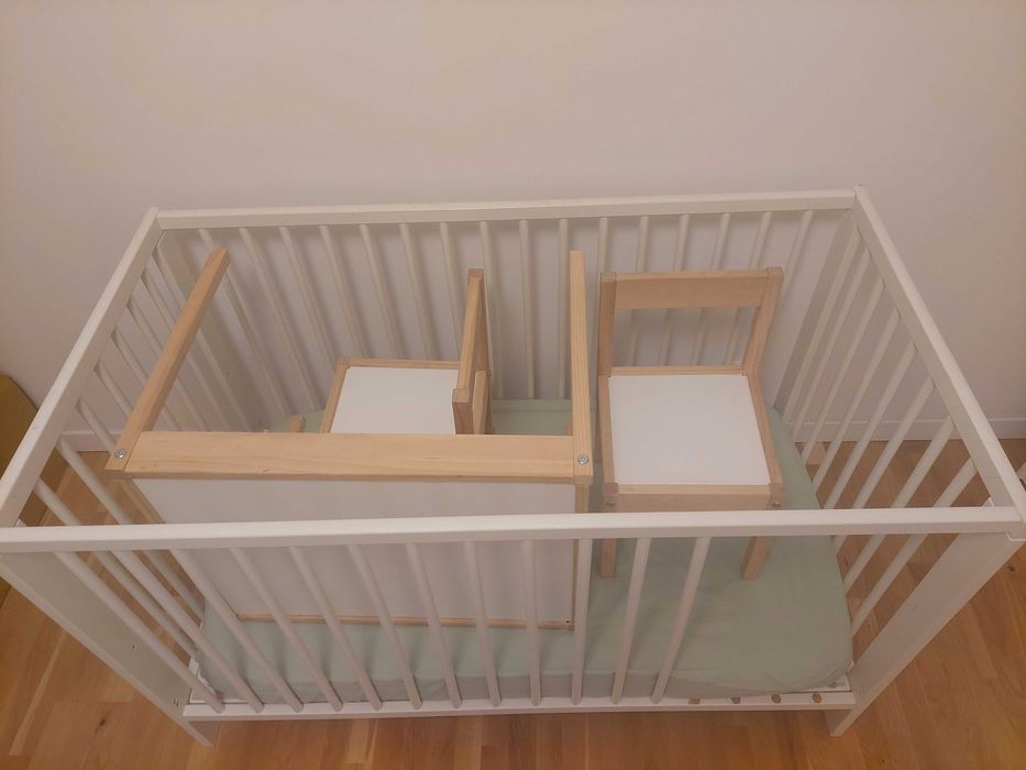 Rezerwacja Łóżeczko z materacem i stolik z krzesłami. Stan b. dobry.