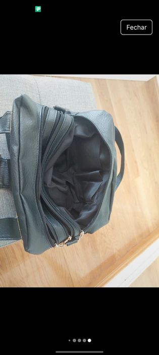 Mala preta com detalhes em dourado